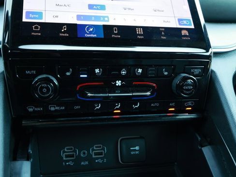 Used 2024 Jeep Grand Cherokee L Limited w/ Luxury Tech Group II image 19