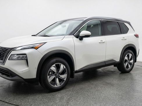 Used 2025 Nissan Rogue SV image 3