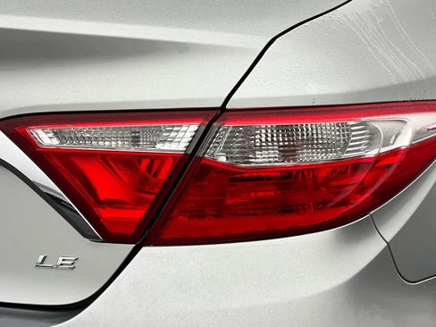 Used 2016 Toyota Camry LE image 29