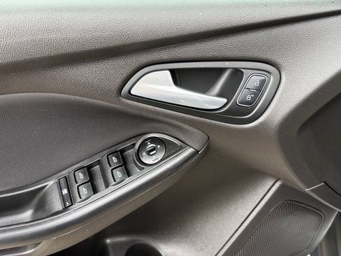 Used 2016 Ford Focus SE w/ Reverse Sensing Package FWD image 12