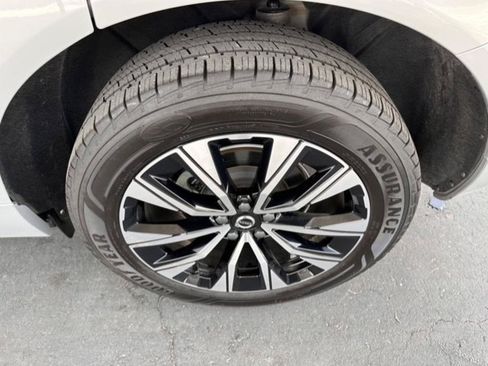 Used 2023 Volvo XC60 B5 Plus AWD/4WD image 11