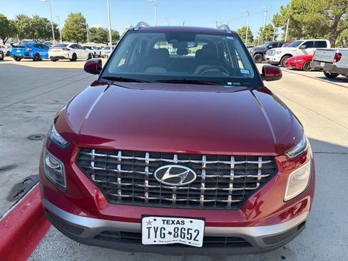 Used 2024 Hyundai Venue SEL FWD image 2