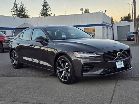 Used 2025 Volvo S60 B5 Core image 3