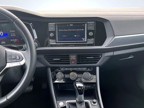 Used 2024 Volkswagen Jetta SE image 9