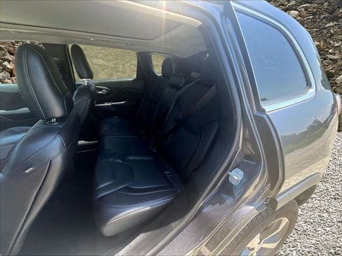 Used 2021 Jeep Cherokee Limited image 19