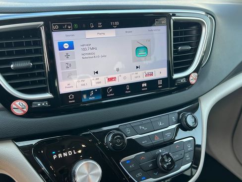 Used 2023 Chrysler Pacifica Touring-L FWD image 17