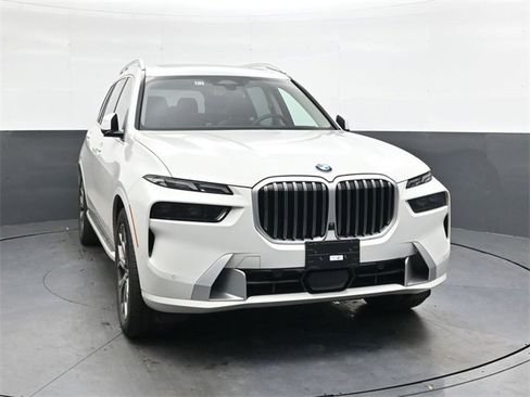 Used 2025 BMW X7 xDrive40i image 9