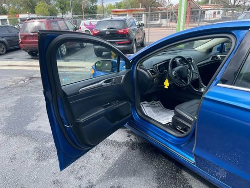 Used 2017 Ford Fusion SE w/ Fusion SE Technology Package FWD image 10