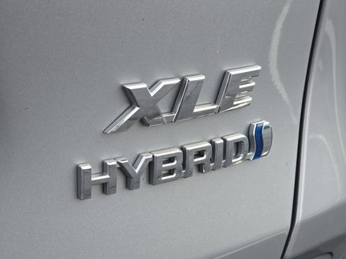 Used 2022 Toyota RAV4 XLE Premium image 25