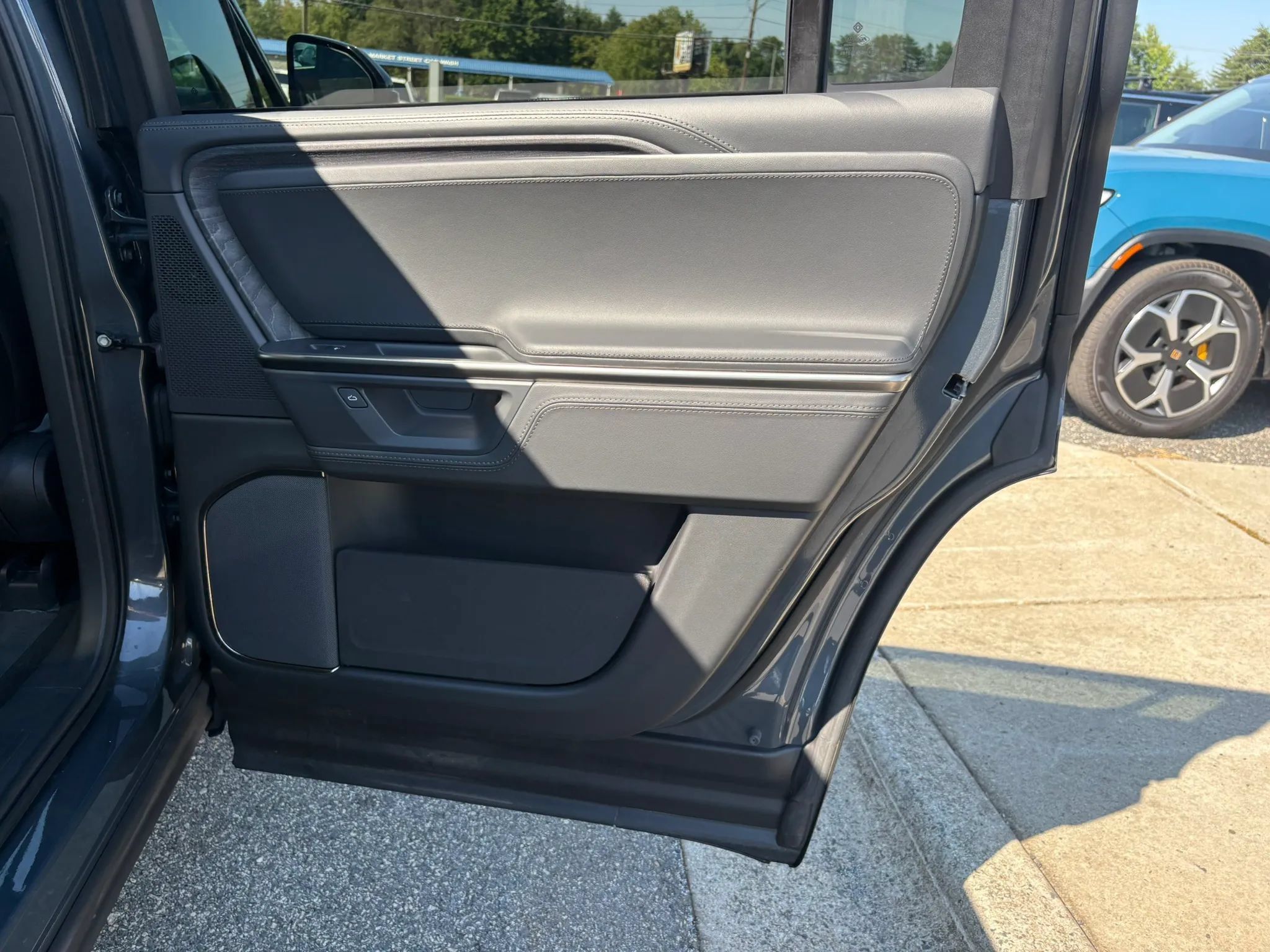 Used 2025 Rivian R1S Adventure Dual AWD/4WD image 13