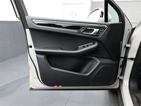 Certified 2023 Porsche Macan image 7