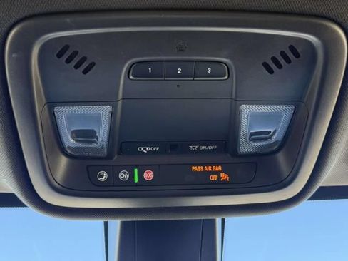 Used 2023 Chevrolet Traverse LT FWD image 31