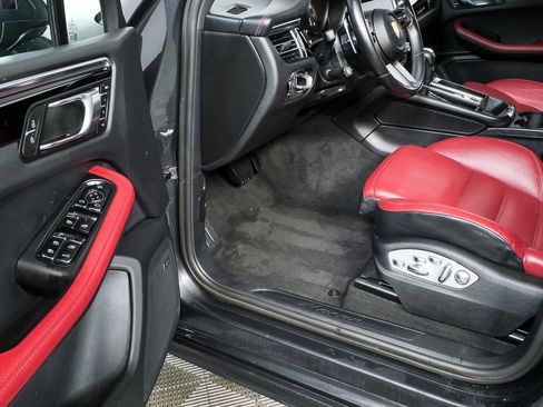 Certified 2024 Porsche Macan image 8