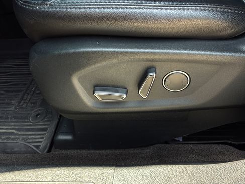Used 2018 Ford Explorer XLT w/ Equipment Group 202A FWD image 14
