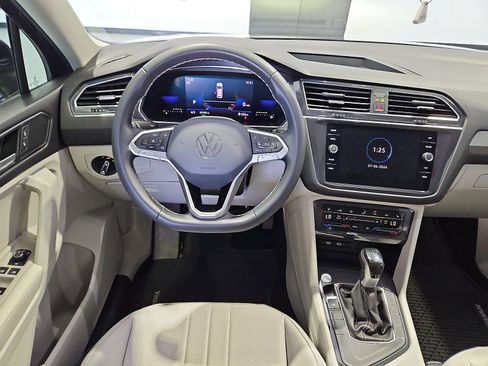 Certified 2023 Volkswagen Tiguan SE FWD image 14