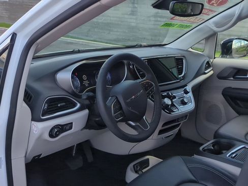 Used 2024 Chrysler Pacifica Touring-L FWD image 11
