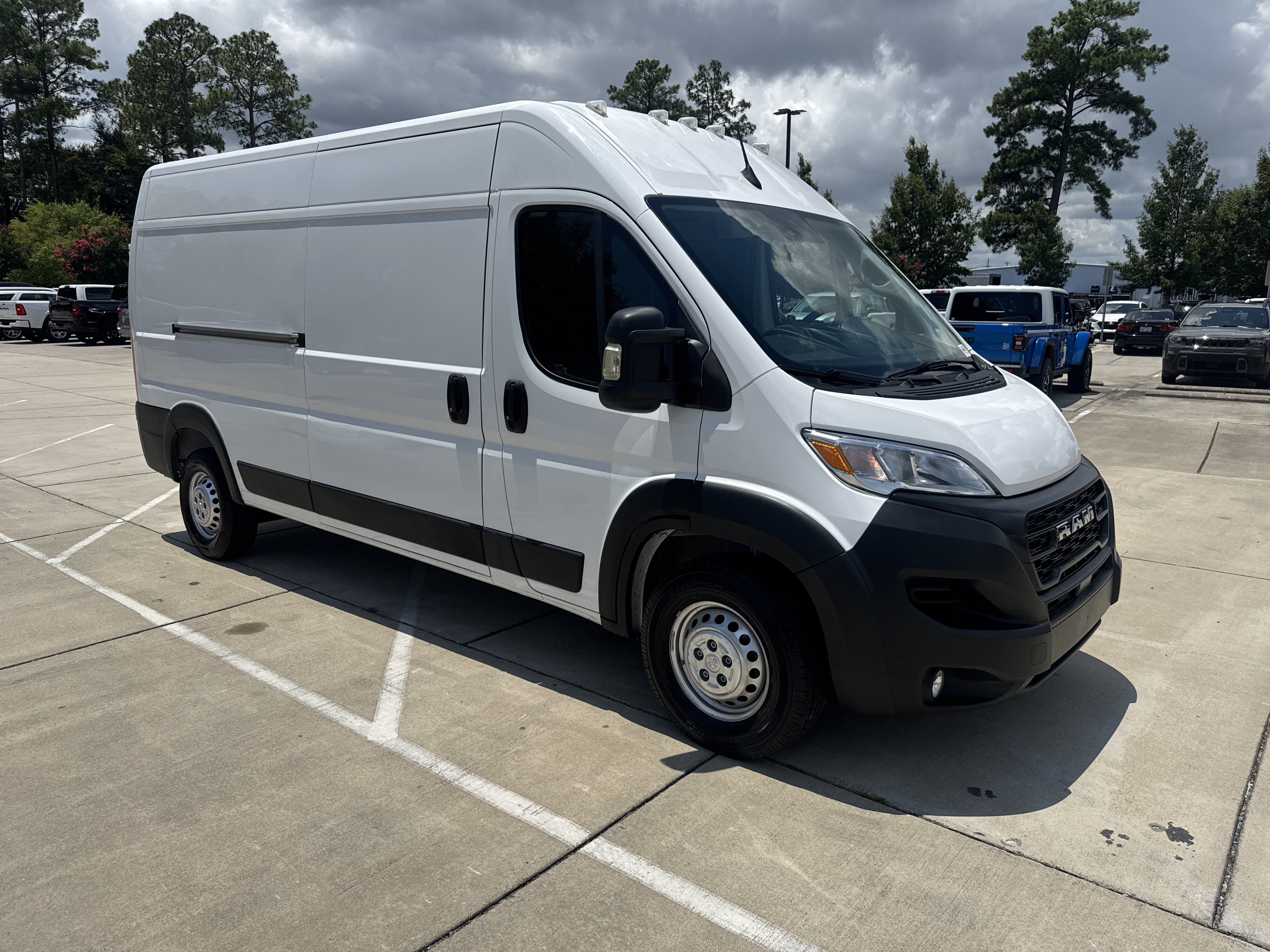 Used 2025 RAM ProMaster 2500 w/ Convenience Group FWD image 2