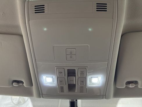 Used 2019 Volkswagen Tiguan SE image 18