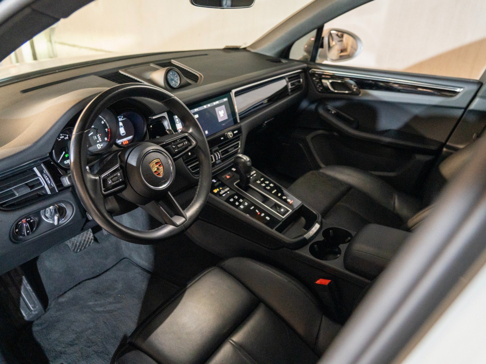 Certified 2025 Porsche Macan AWD/4WD image 4