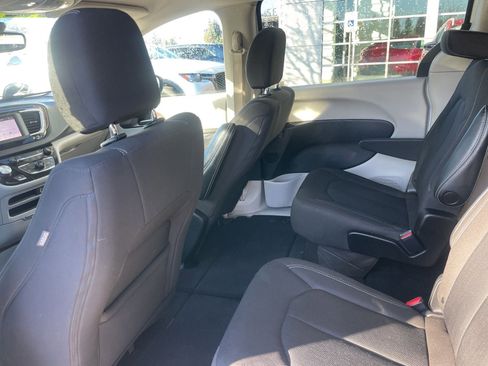 Used 2023 Chrysler Voyager LX FWD image 10