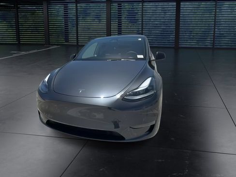 Used 2025 Tesla Model Y Long Range RWD image 3