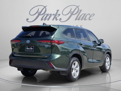 Used 2023 Toyota Highlander LE FWD image 5