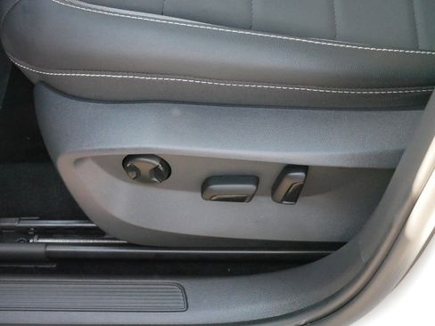 Certified 2022 Volkswagen Taos SE image 20