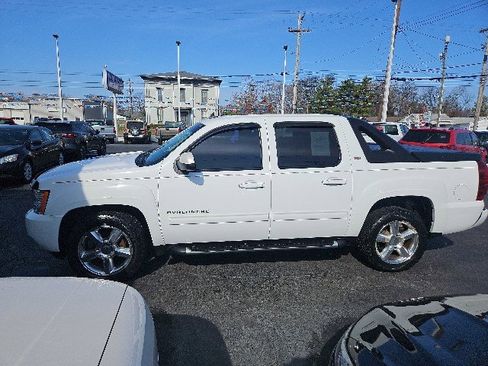 Used 2010 Chevrolet Avalanche LT w/ Luxury Package AWD/4WD image 6