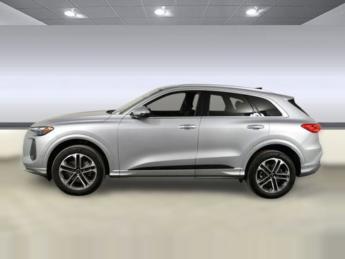 Used 2025 Audi Q5 Premium w/ Convenience Package AWD/4WD image 2