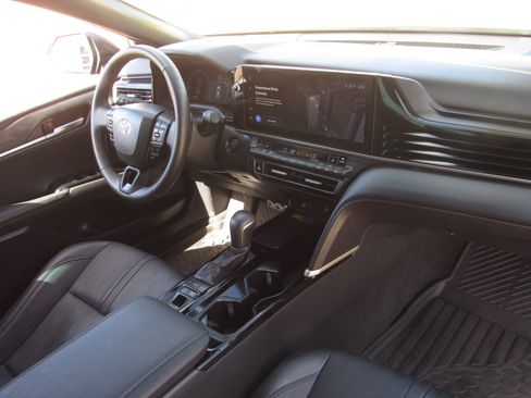 Used 2025 Toyota Camry XSE FWD image 9