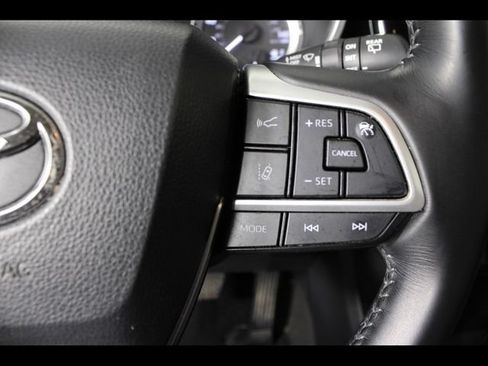 Used 2023 Toyota Highlander XLE AWD/4WD image 22