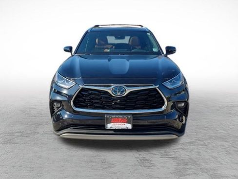 Used 2023 Toyota Highlander Platinum image 2