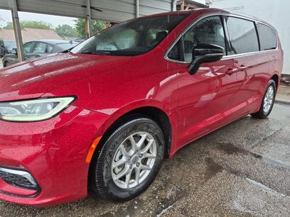 Used 2025 Chrysler Pacifica Select