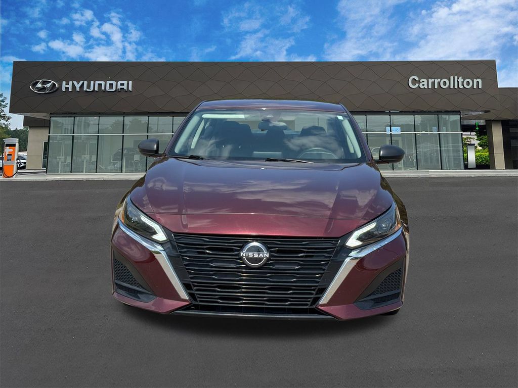 Used 2024 Nissan Altima 2.5 SV FWD image 2