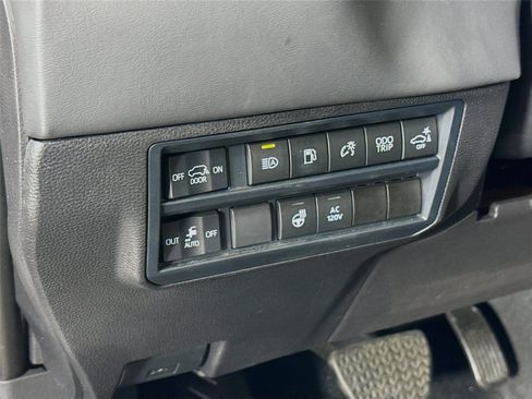 Used 2024 Toyota Sequoia Platinum image 5