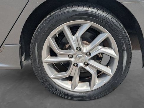 Used 2015 Nissan Sentra SR w/ Navigation Package FWD image 12