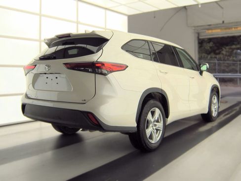 Used 2021 Toyota Highlander LE FWD image 4