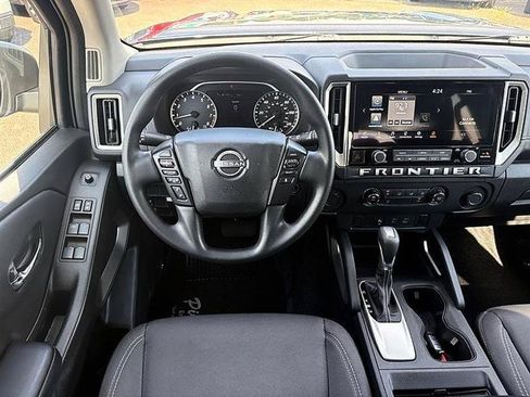 Used 2025 Nissan Frontier SV RWD image 39