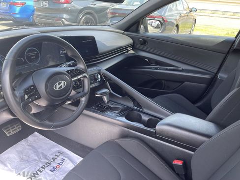 Used 2025 Hyundai Elantra SEL FWD image 4
