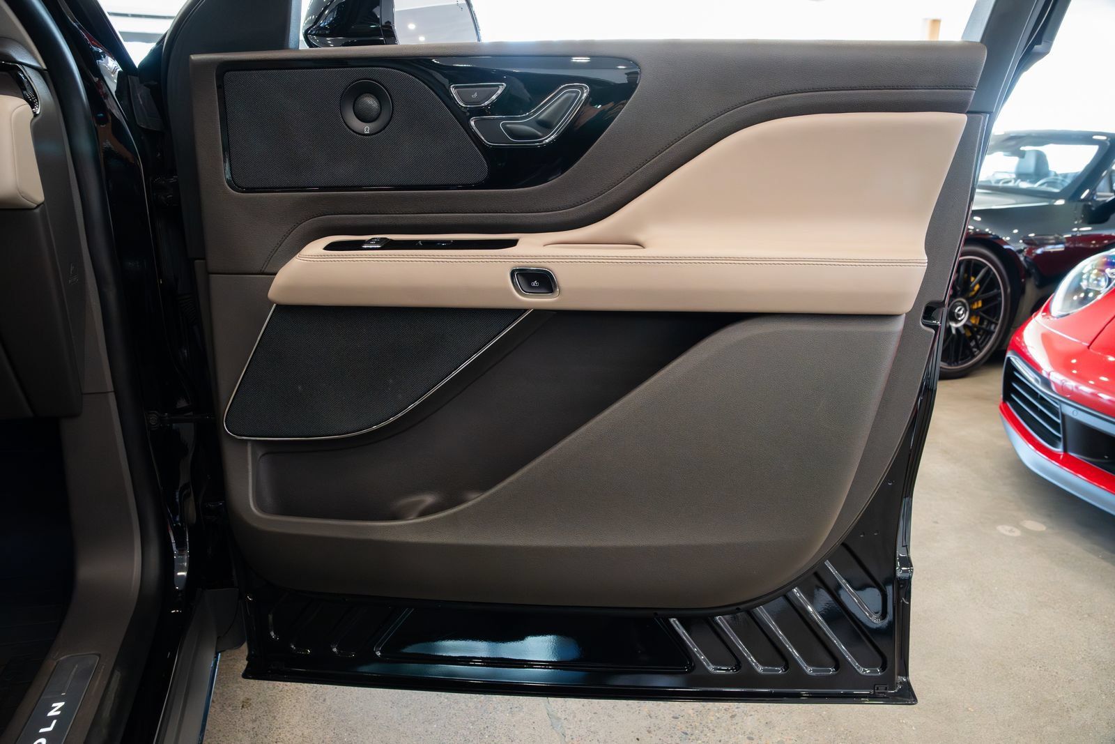 Used 2022 Lincoln Aviator Reserve RWD image 25