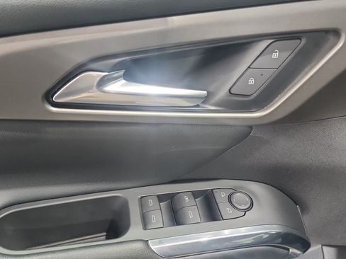 Used 2025 Chevrolet Traverse LT FWD image 19