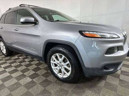 Used 2016 Jeep Cherokee Latitude w/ Cold Weather Group AWD/4WD image 2