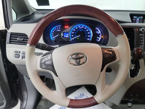 Used 2014 Toyota Sienna XLE image 16