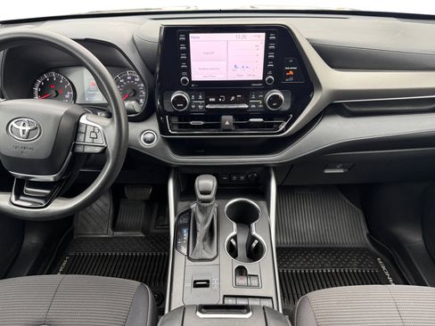 Used 2020 Toyota Highlander L image 11