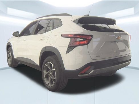 Used 2025 Chevrolet Trax LT w/ Driver Confidence Package image 4