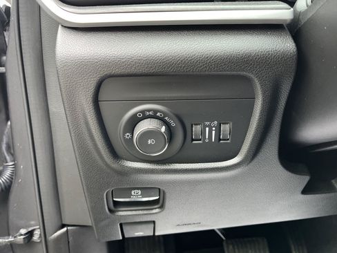 Used 2025 Jeep Grand Cherokee Limited AWD/4WD image 30