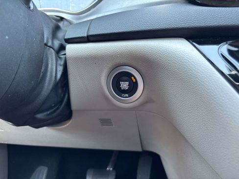 Certified 2024 Chrysler Pacifica Touring-L FWD image 29
