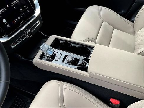 Used 2025 Volvo XC90 B6 Plus image 15