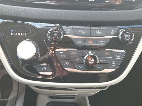 Used 2023 Chrysler Pacifica Touring-L image 38