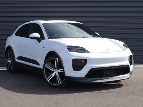Certified 2025 Porsche Macan 4 Electric AWD/4WD image 8